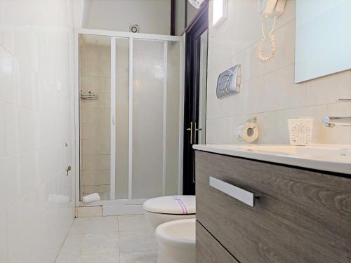 切里尼奥拉B&B La Casetta的浴室配有卫生间、盥洗盆和淋浴。