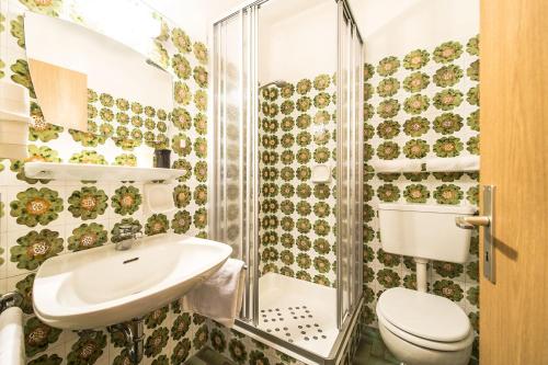 拉古多Gasthaus Gasteiger的浴室配有卫生间、盥洗盆和淋浴。
