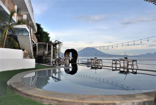 珀尼达岛Ocean Terrace Suite And Spa Luxury的海景游泳池