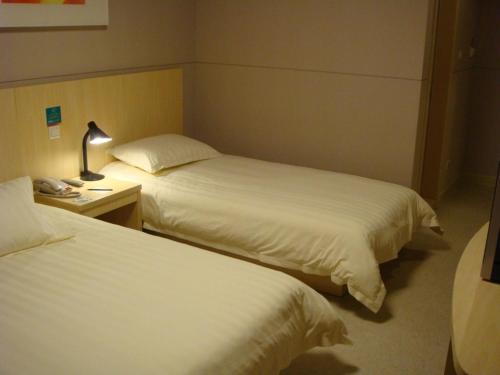 锦江之星上海松江大学城店客房内的一张或多张床位