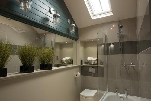 斯托昂泽沃尔德Stownes的一间带卫生间和玻璃淋浴间的浴室