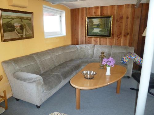 比伦德Havrevang的客厅配有沙发和桌子