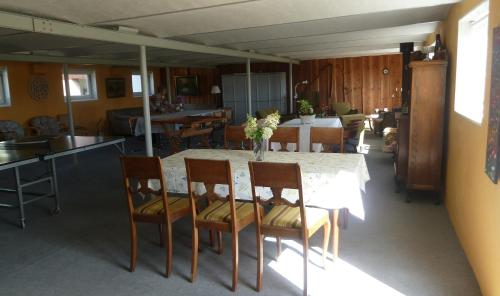 比伦德Havrevang的一间带桌椅的用餐室