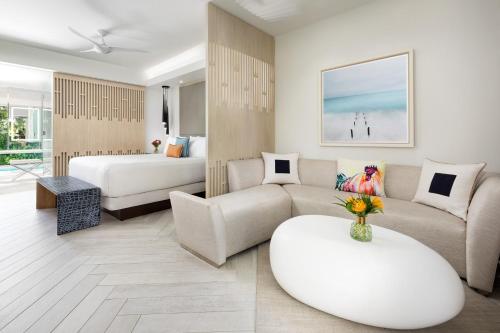 基韦斯特H2O套房酒店 - 仅限成人入住的客厅配有沙发和1张床