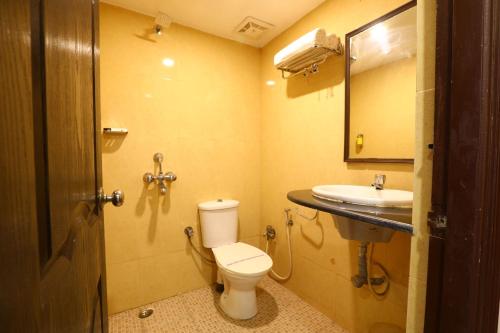 帕纳吉Hotel Sona的一间带卫生间和水槽的浴室