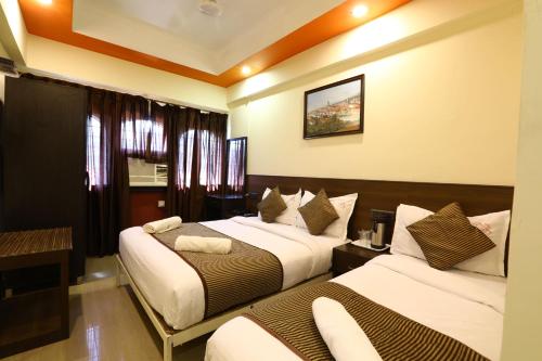 帕纳吉Hotel Sona的一间酒店客房,房间内设有两张床