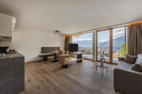布尔古斯奥Maraias - Luxury Suites & Apartments的客厅配有沙发和桌子