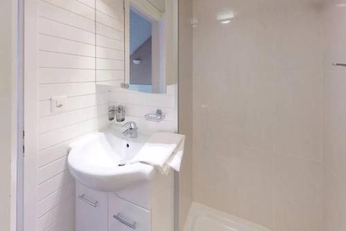 沙尔梅Charmant et lumineux appartement Duplex à Charmey的白色的浴室设有水槽和镜子