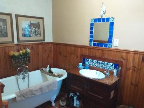 贝蒂湾索尔依松博拉公寓的带浴缸、水槽和浴缸的浴室