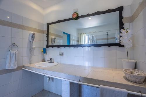 拉斯特拉纳斯考斯塔热纳海滩酒店的一间带水槽和镜子的浴室