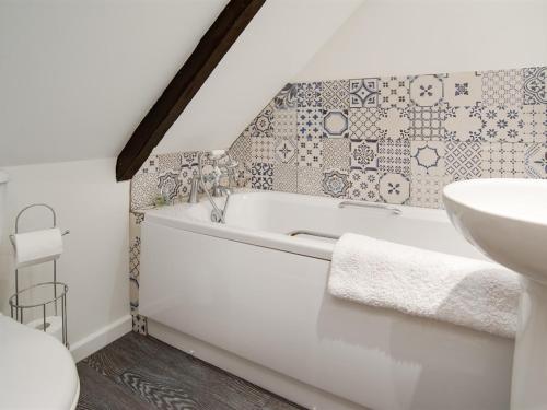 ChattonChatton Cottage的带浴缸和盥洗盆的浴室