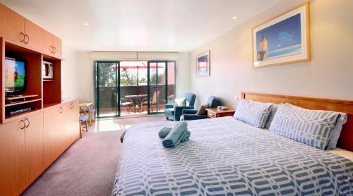 洛恩洛恩安克雷奇汽车旅馆与别墅酒店的一间卧室设有一张床和一间客厅。
