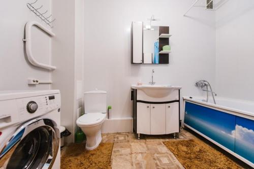 赤塔基罗瓦16德卡布里斯特公寓的浴室配有卫生间、盥洗盆和洗衣机。