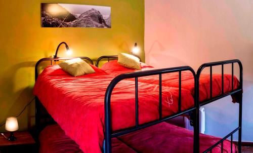 布埃纳维斯塔德尔诺尔特玻丽蔻旅馆的一间卧室配有一张红色棉被的床