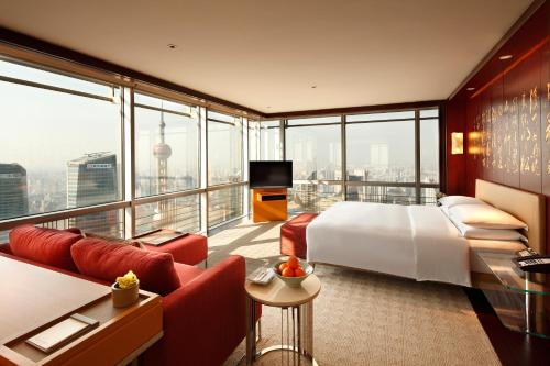 上海上海金茂君悦大酒店的酒店客房设有一张床和一个大窗户