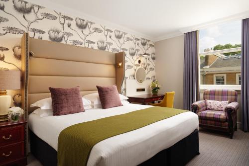 伦敦The Bailey's Hotel London Kensington的一间设有大床和窗户的酒店客房