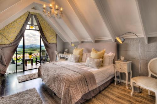 内尔斯普雷特洛瑞的呼唤旅馆的一间卧室设有一张床和一个大窗户