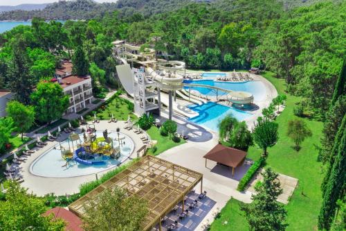 凯麦尔凯梅尔舍伍德专属酒店 - 儿童概念的享有带水上公园的度假村的空中景致
