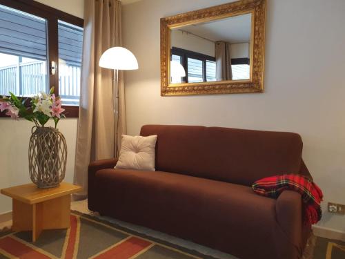 布勒伊-切尔维尼亚Cretes Blanches Matterhorn的客厅配有棕色的沙发和镜子