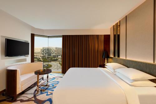 新德里新德里空港骄傲广场酒店的一间设有大床和窗户的酒店客房