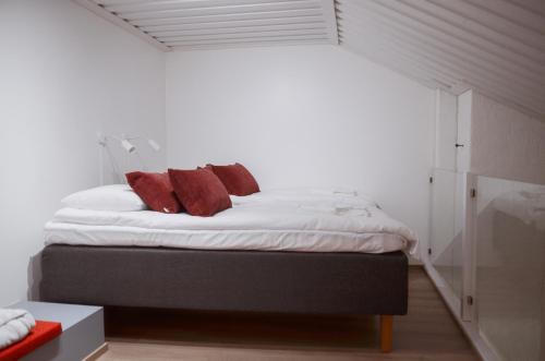 萨利色尔卡Luttokolo, Saariselkä的一间卧室配有一张带红色枕头的床