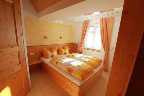 锡格马林根普非菲尔勒度假公寓式酒店的一间卧室配有橙色和黄色床单