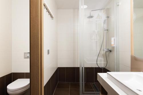 艾斯特根Portobello Wellness & Yacht Hotel Esztergom的带淋浴、卫生间和盥洗盆的浴室