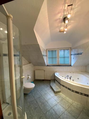 格罗斯吉恩滕豪斯贝尔格酒店的带浴缸和卫生间的大型浴室