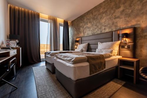 奥洛穆茨Nutrend World的酒店客房配有两张床和一张书桌