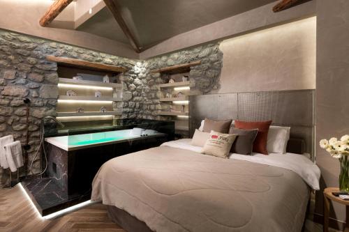 卡兰巴卡Tsikeli Boutique Hotel Meteora - Adults Friendly的一间卧室配有一张大床和一张书桌