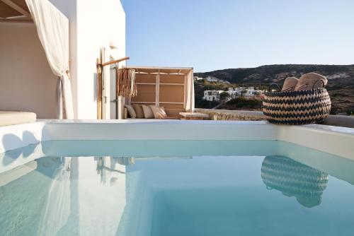 Volcano Luxury Suites Milos - Adults Only内部或周边的泳池