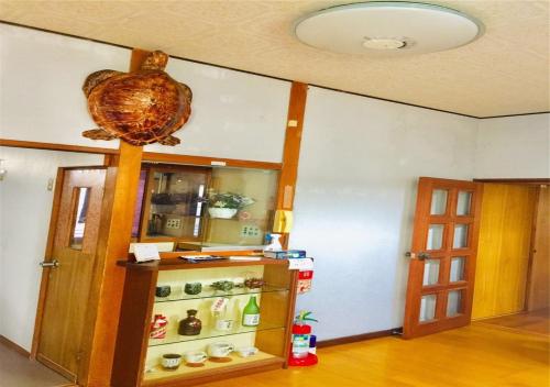 KataseGuest house Hamayu - Vacation STAY 11558v的客房设有带冰箱和门的厨房