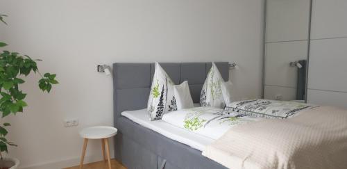 陶波尔曹托帕公寓的一张带灰色床头板和枕头的床
