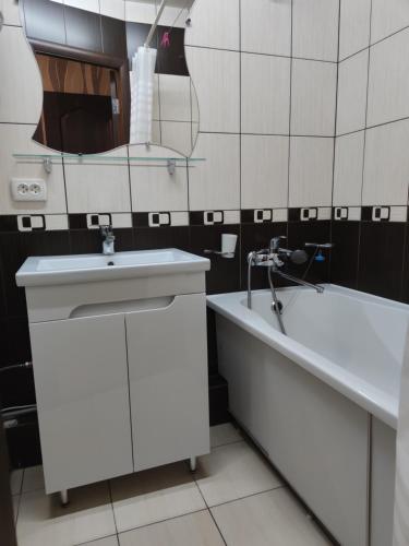 尼科波尔Апартаменты в центре的浴室配有盥洗盆和浴缸。