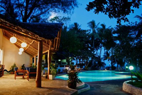 班布里普拉萨海滩酒店的夜间带游泳池的度假村