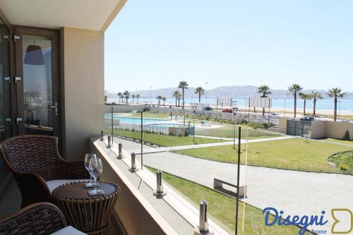 科金博Departamento Av del Mar Coquimbo Disegni 03的客房设有一个享有海滩美景的阳台。