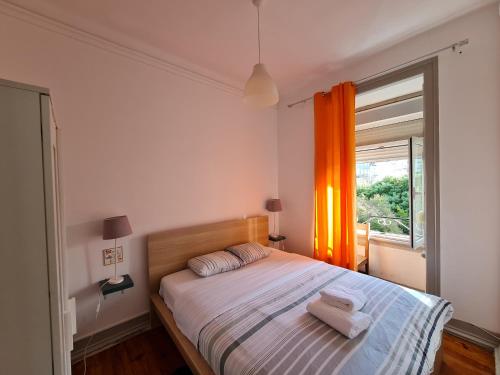 里斯本Shangri-La Hostel Anjos的一间卧室配有一张床,上面有两条毛巾
