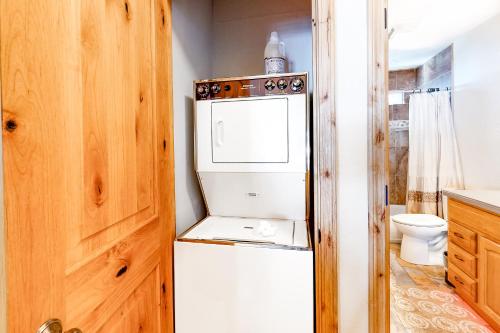 斯德特莱恩Wildernest的带冰箱和卫生间的小厨房