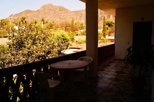 迪坡斯特兰霍斯佩达耶拉霍加旅馆的山景门廊,配有桌子