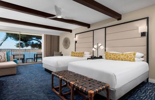 圣地亚哥San Diego Mission Bay Resort的酒店客房,设有两张床和一张沙发