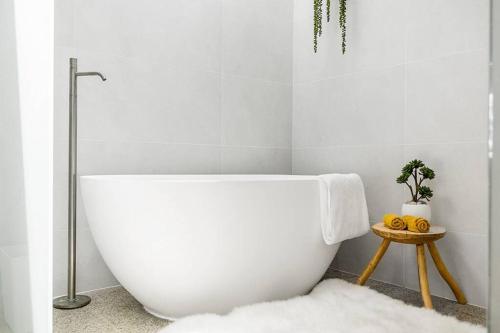 布伦瑞克黑兹The Terrace Penthouse Apartment的浴室设有白色浴缸,铺着地毯