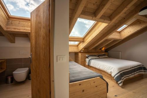 RotzoCasa Ekharle - Affittacamere的配有木天花板的客房设有两张床。