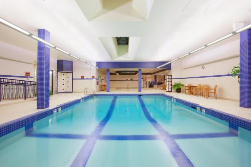 弗雷德里克顿弗雷德里克顿比弗布鲁克勋爵皇冠广场酒店的蓝色海水大型室内游泳池