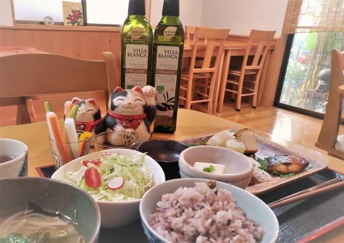 京都清水日式旅馆的餐桌上摆放着食物和葡萄酒