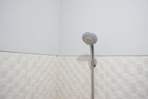 RedDoorz Syariah near Kawasan Sam Poo Kong 2的一间浴室