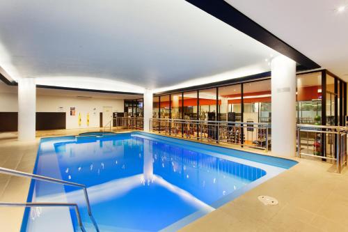 墨尔本墨尔本阿尔伯特公园铂尔曼酒店的大楼内的大型游泳池