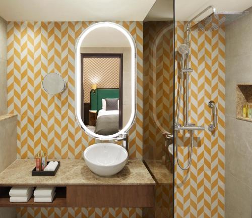 新德里The Connaught, New Delhi- IHCL SeleQtions的一间带水槽和镜子的浴室