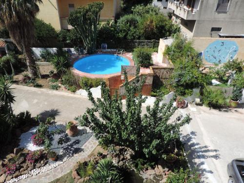 奥罗塞伊Villa Marina的享有花园的顶部景色,花园内设有游泳池和植物