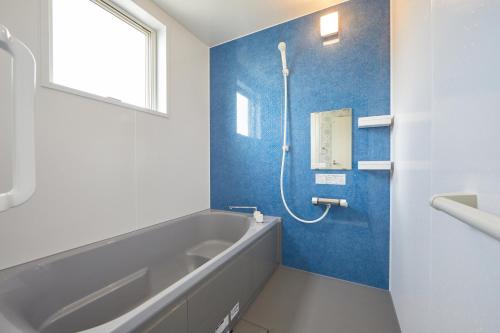 濑底villa PILINA的带浴缸和盥洗盆的浴室