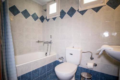 米西姆纳Sea Horse的浴室配有卫生间、浴缸和水槽。